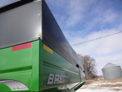 1600437